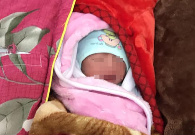 Bé trai 2 ngày tuổi, chưa rụng rốn bị bỏ rơi trong quán ăn