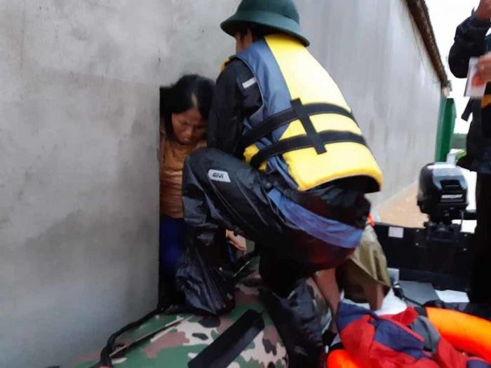 ‘Phá ngói’ cứu dân khi nước lũ chạm nóc nhà