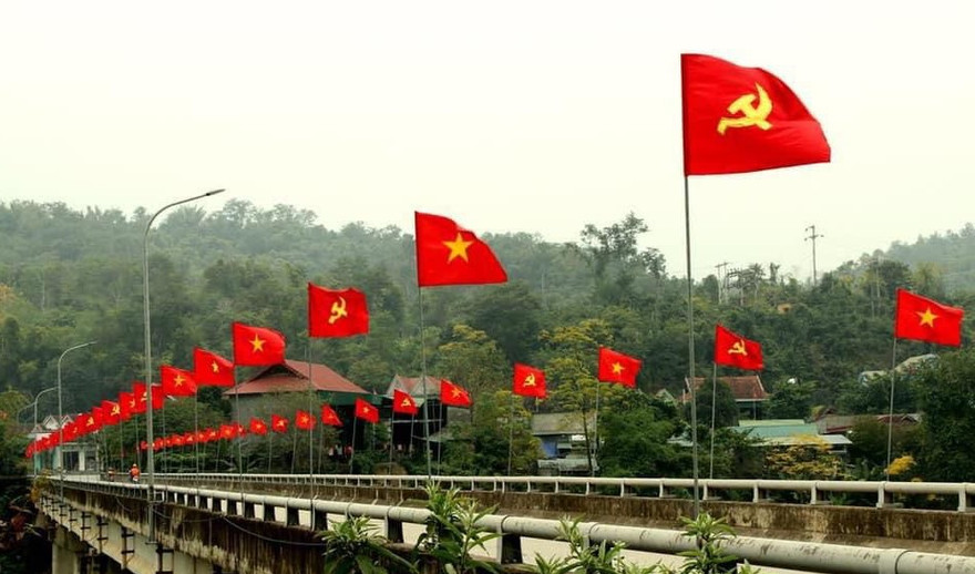 Đỏ thắm Quốc kỳ nơi miền rẻo cao xứ Nghệ