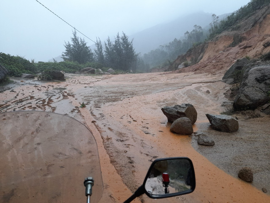 Sạt lở núi, di dời khẩn cấp hơn 300 người dân