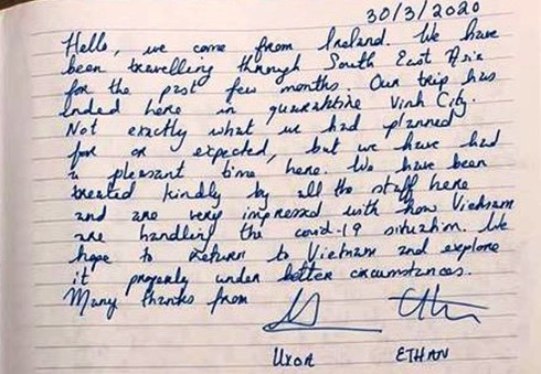 Hai du khách Ireland gửi lời cảm ơn khi rời khu cách ly 