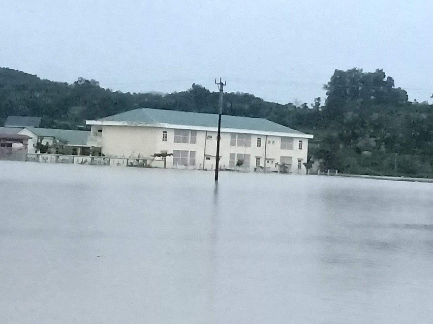 Hà Tĩnh nước vây tứ bề, người dân vội vã ôm đồ chạy lụt