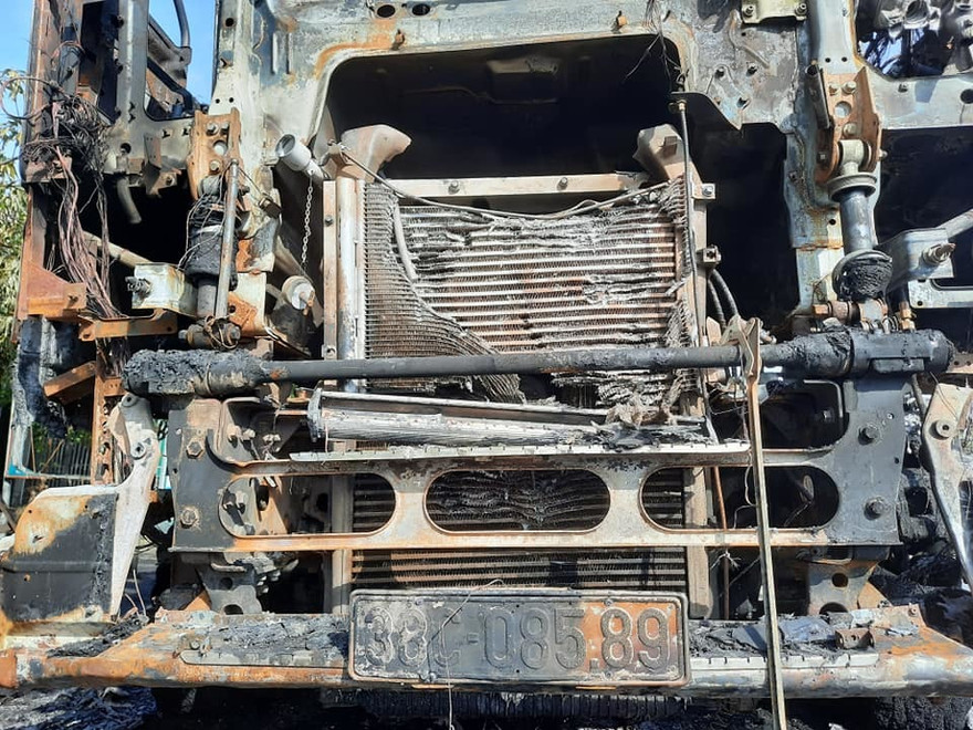 Đang chở cát trên đường, xe tải bất ngờ bốc cháy ngùn ngụt trên QL1A