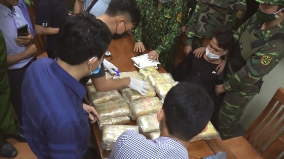 Nam thanh niên dùng xe máy chở cả bao tải ma túy đi giao