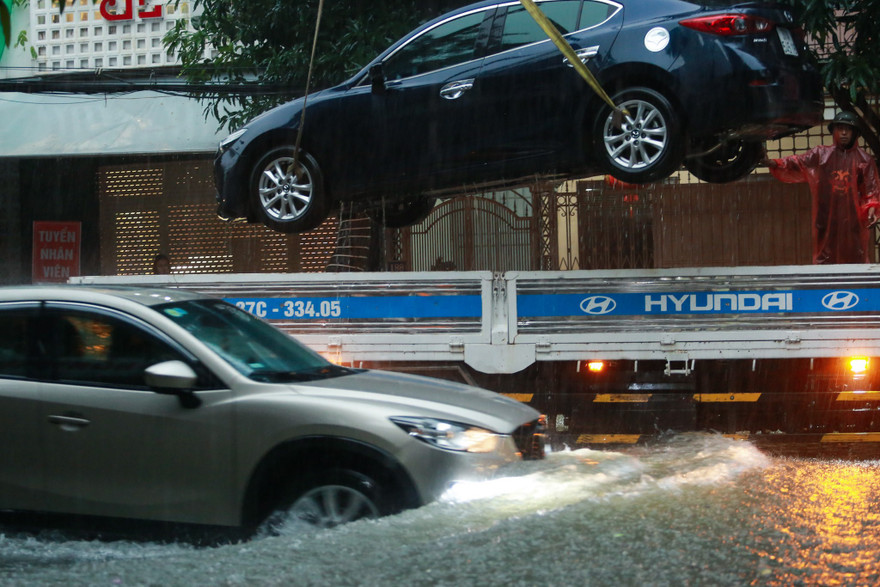 Mưa như trút, thành Vinh ‘thất thủ’