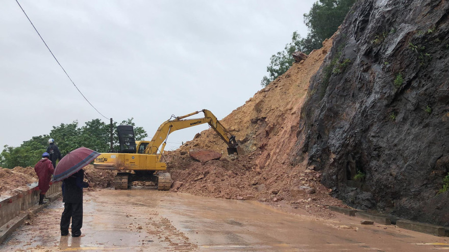 Kinh hãi hàng nghìn khối đất đổ ập xuống quốc lộ ở Nghệ An