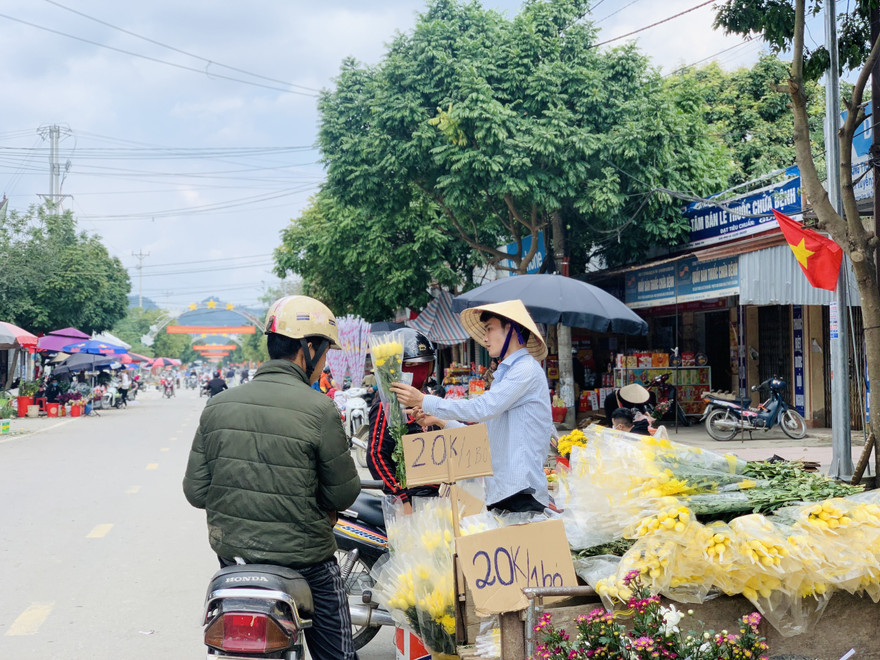 Chợ quê chiều cuối năm vẫn tấp nập, cây cảnh và hoa lại ‘ế ẩm’
