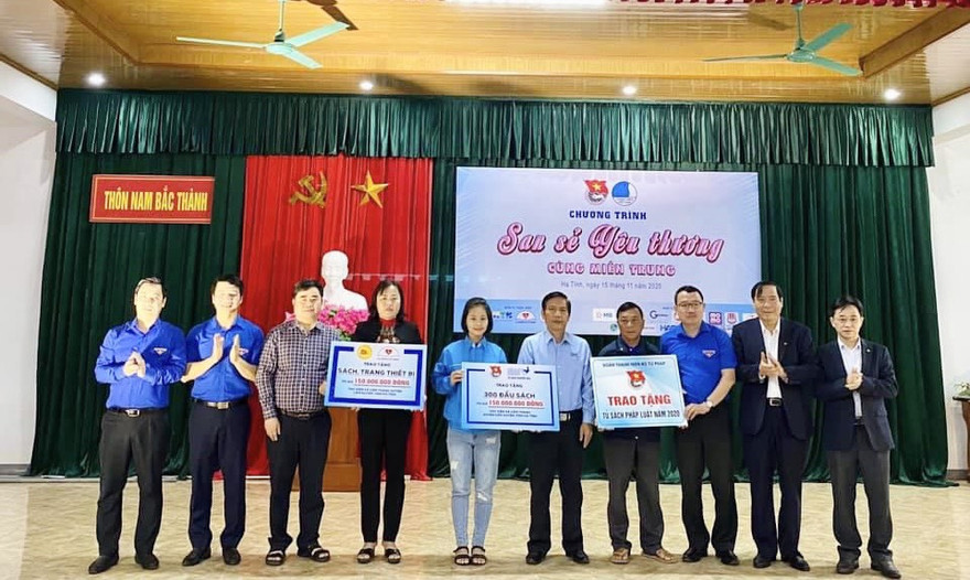 Chia sẻ khó khăn cùng người dân vùng lũ Hà Tĩnh