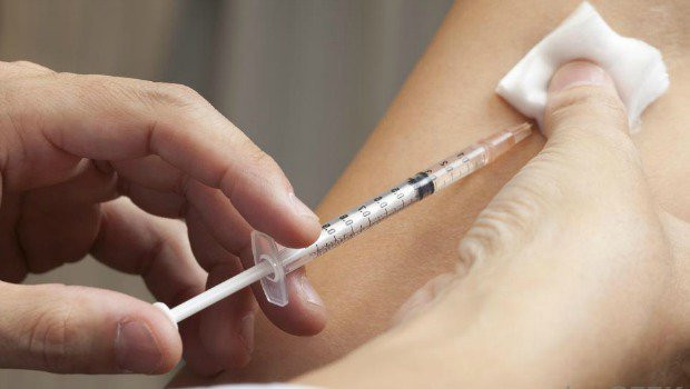 Nhờ y tá về hưu tiêm thuốc, cụ bà 75 tuổi tử vong