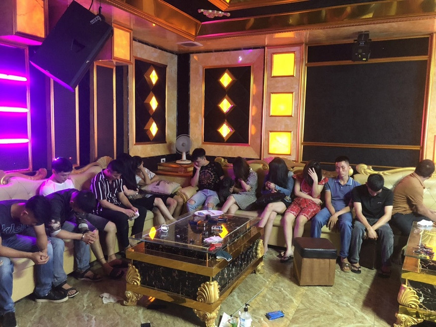 Bắt 13 đối tượng nam nữ sử dụng ma túy trong quán karaoke