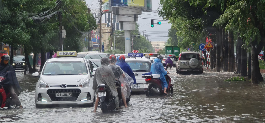 Mưa trắng trời TP Vinh ngập sâu, Hà Tĩnh cây cối gãy đổ, nhà cửa tốc mái