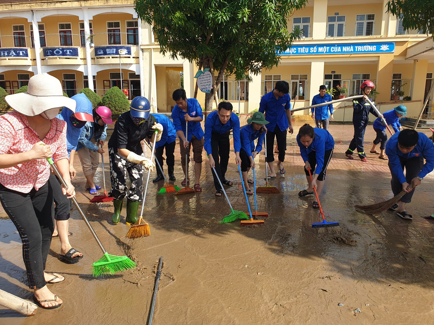 Áo xanh thanh niên hỗ trợ người dân khắc phục vệ sinh sau lũ