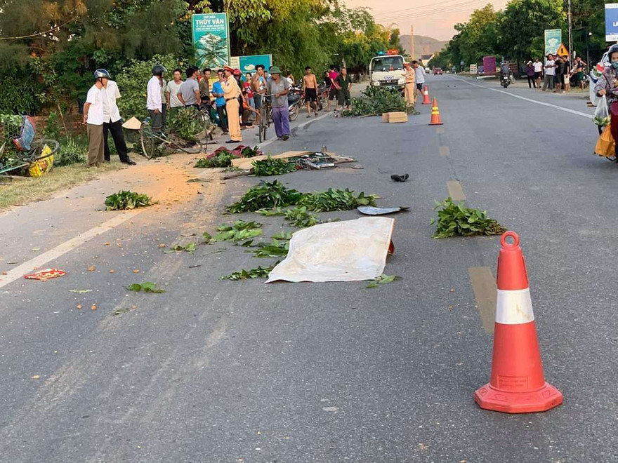 Xe tải tông nhiều xe đạp, 3 người thương vong