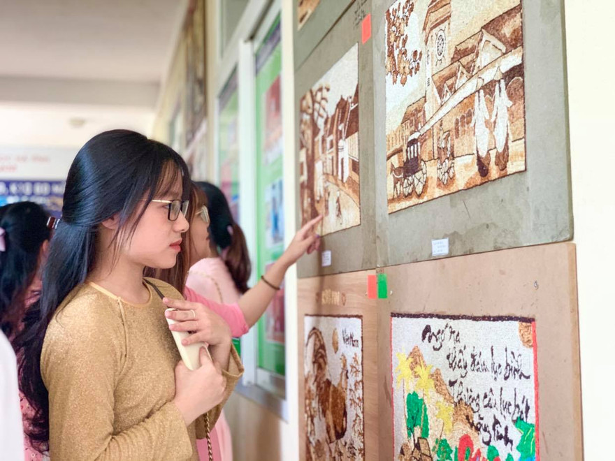 Triển lãm đấu giá tranh gạo gây quỹ giúp sinh viên khó khăn
