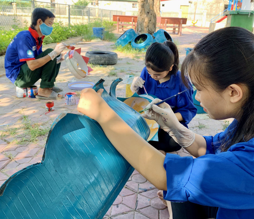 Thanh niên tái chế lốp xe cũ thành chậu hoa trang trí