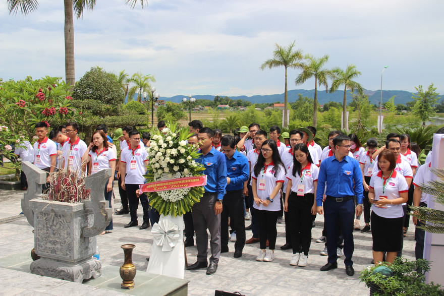 Thanh niên cần vượt qua cám dỗ và tiêu cực