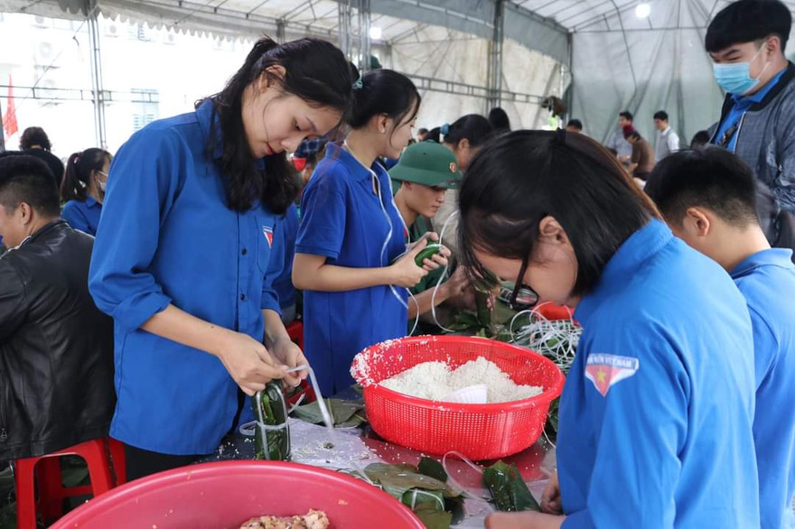 Thanh niên Hà Tĩnh, Nghệ An nấu bánh chưng, hỗ trợ bà con vùng lũ