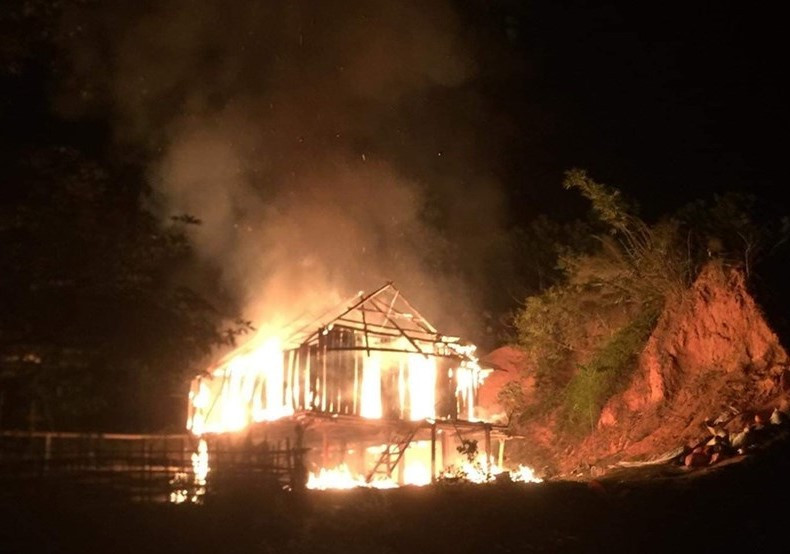 Nghịch tử châm lửa đốt nhà thành tro vì mẹ không cho tiền