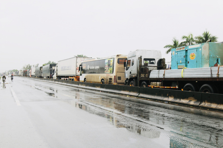 Lũ cuồn cuộn, đường tránh Hà Tĩnh ách tắc hàng chục km