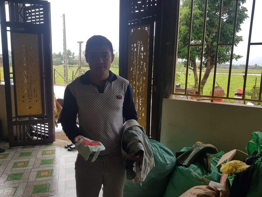 Nhặt được vàng trong túi áo cứu trợ, nam thanh niên trả lại người đánh mất