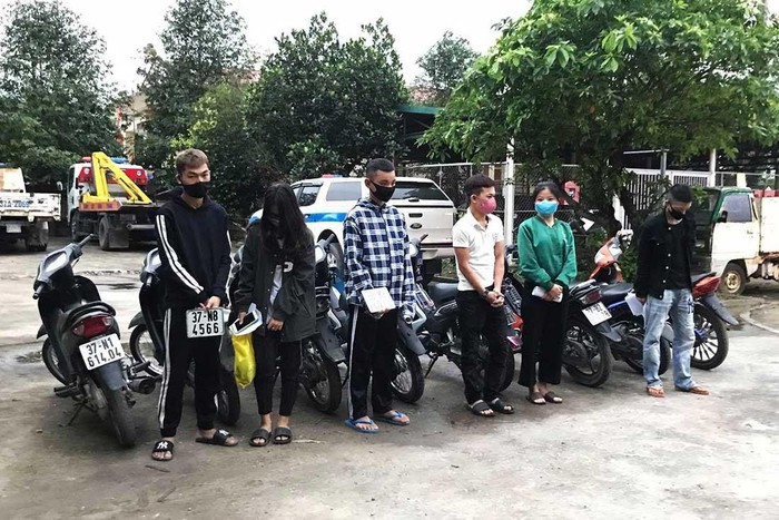 Nhóm đối tượng tại Đội CSGT-TT Công an TP Vinh.