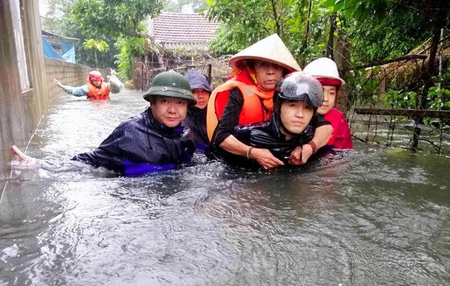 Giải cứu người dân bị mắc kẹt trong biển nước