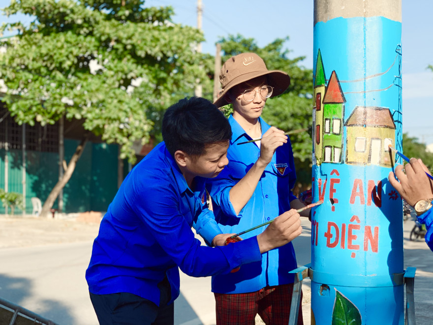 Cột điện ‘nở hoa’ giữa phố núi Hà Tĩnh