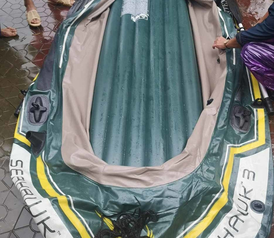 Mượn thuyền của đoàn cứu hộ không được, mang dao ra đâm thủng