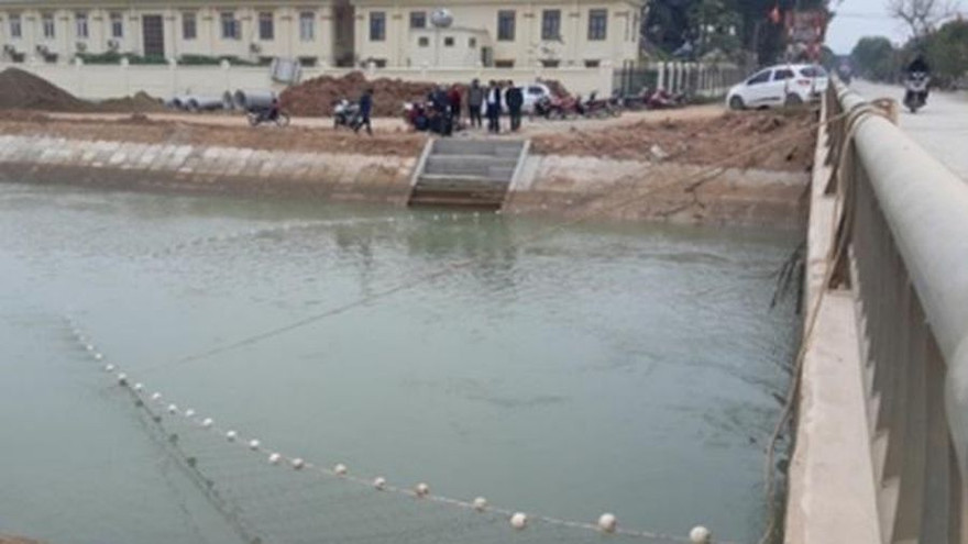 Giăng lưới tìm kiếm bé trai đuối nước ở sông Đào