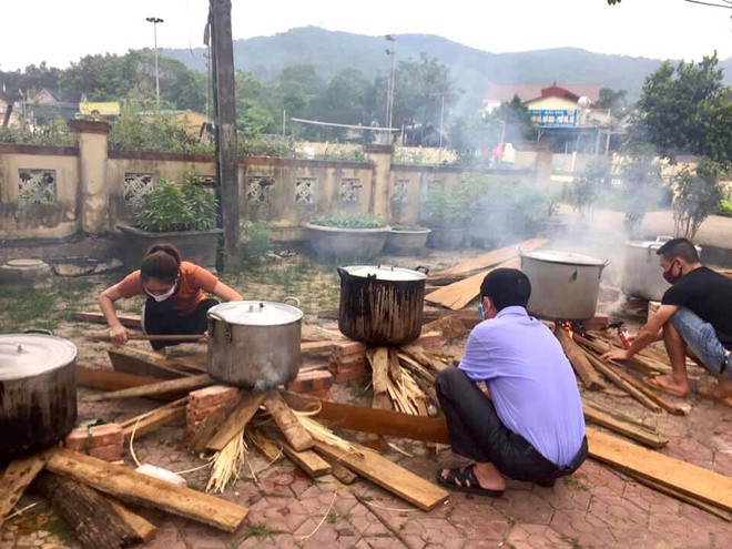 Bà con miền núi xứ Nghệ tất bật nấu bánh chưng tặng khu cách ly