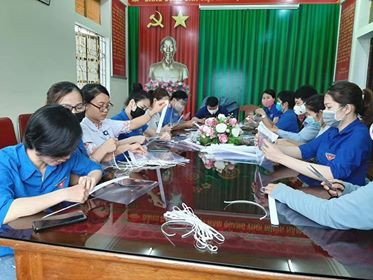 Đoàn thanh niên Bệnh viện làm kính chắn giọt bắn chống dịch COVID-19