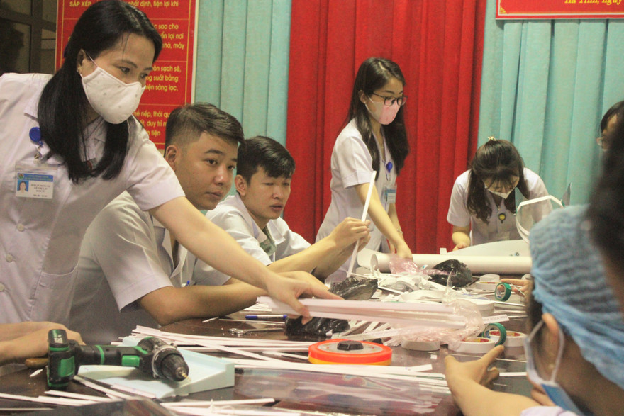 Đoàn thanh niên bệnh viện làm kính chắn giọt bắn phòng COVID-19
