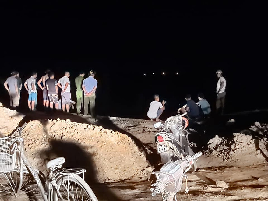 Hai cha con đuối nước khi đi câu cá