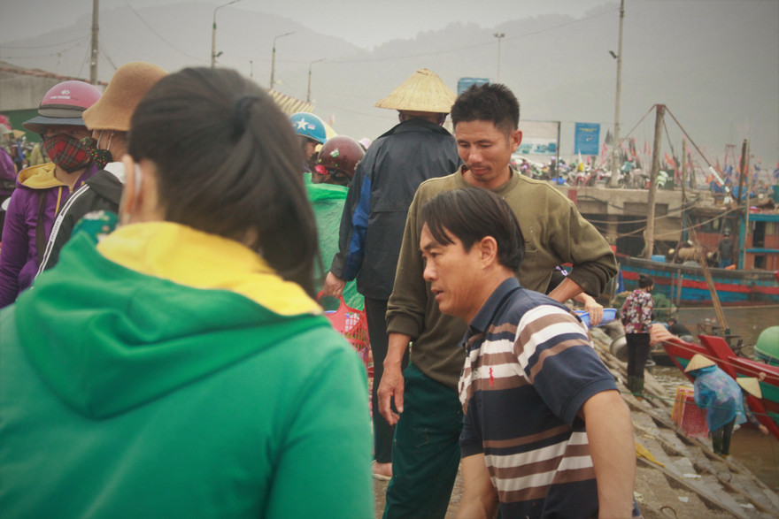 Cảng cá Hà Tĩnh tấp nập người bán, kẻ mua giữa mùa dịch COVID - 19