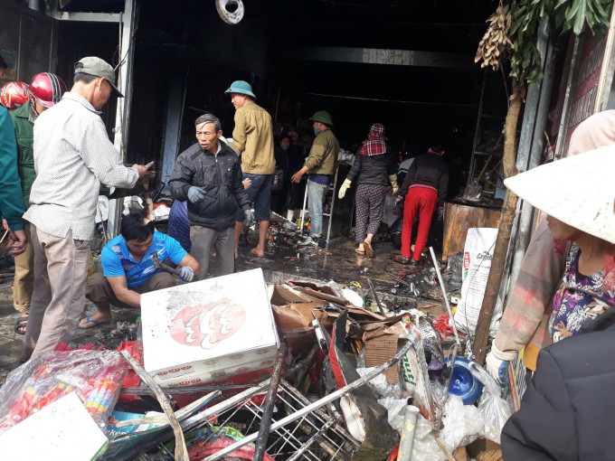 Cháy cửa hàng tạp hóa, nhiều mặt hàng bán tết biến thành than
