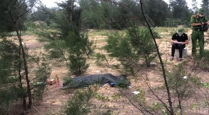 Phát hiện thi thể nam giới trôi dạt vào bờ biển Hà Tĩnh