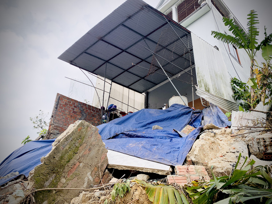 Bờ kè 20 tỷ chưa xong đã nát, dân thấp thỏm bên ngôi nhà 'chờ sập'