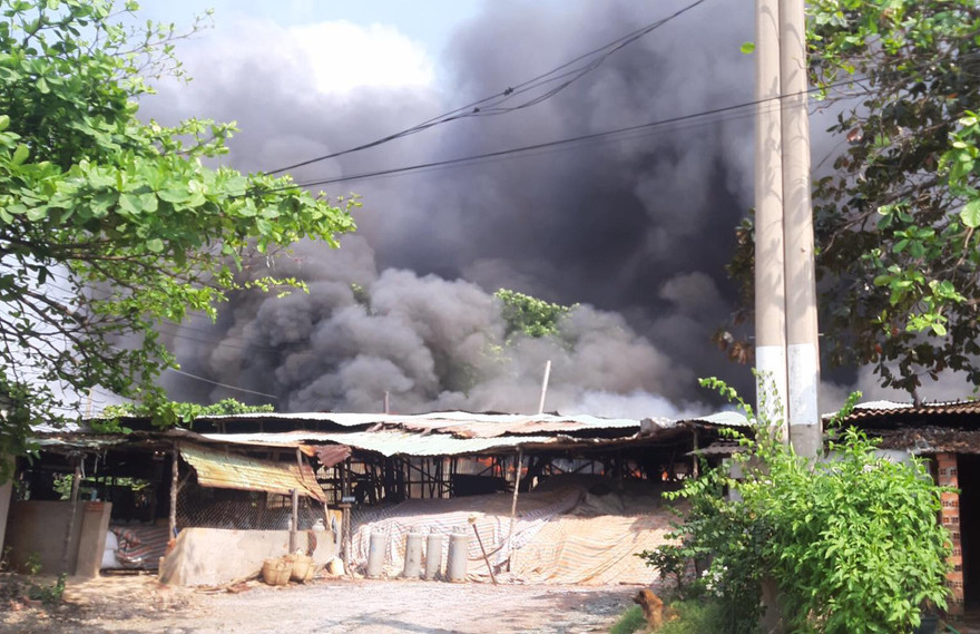 Khói đen bốc lên nghi ngút từ vụ cháy.
