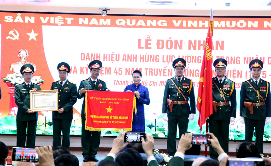 Bệnh viện Quân y 175 nhận danh hiệu Anh hùng lực lượng vũ trang nhân dân.