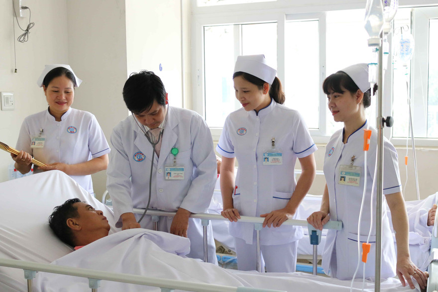 Nhân viên y tế đổi mới phong cách, thái độ phục vụ của cán bộ y tế hướng tới sự hài lòng của người bệnh.