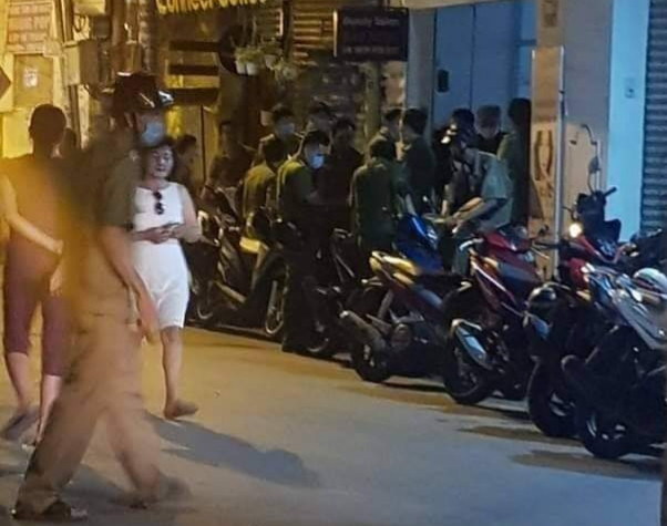 Lực lượng chức năng điều tra vụ việc.