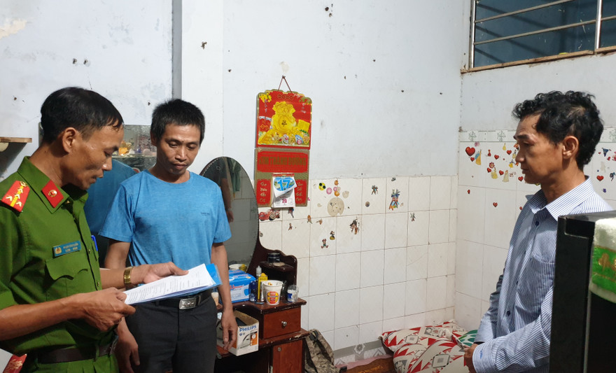 Công an đọc lệnh bắt khẩn cấp Quách Chinh Nhân.