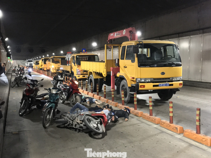 Diễn tập tai nạn liên hoàn giữa 5 ô tô và 30 xe máy trong hầm Thủ Thiêm 