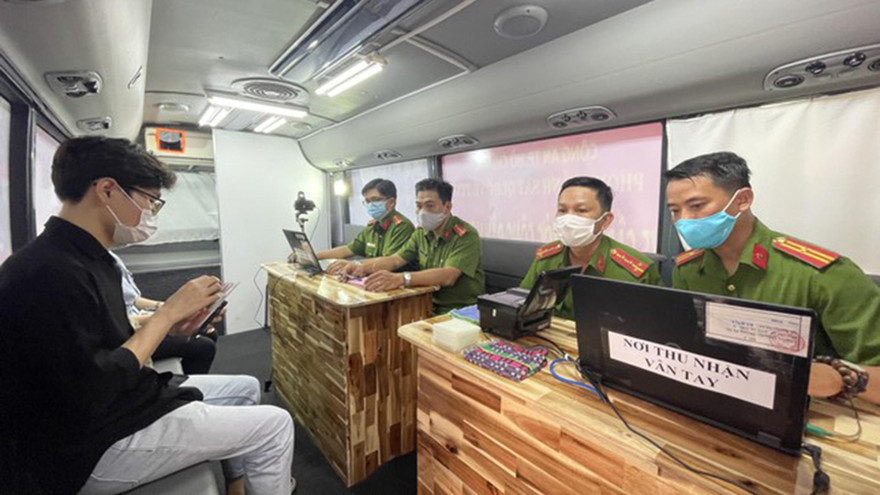 Công an TPHCM làm thủ tục cấp căn cước công dân gắn chip cho người dân.