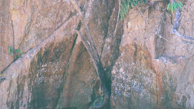  3 bản khắc chưa bị chìm. Ảnh: Thượng Hỷ