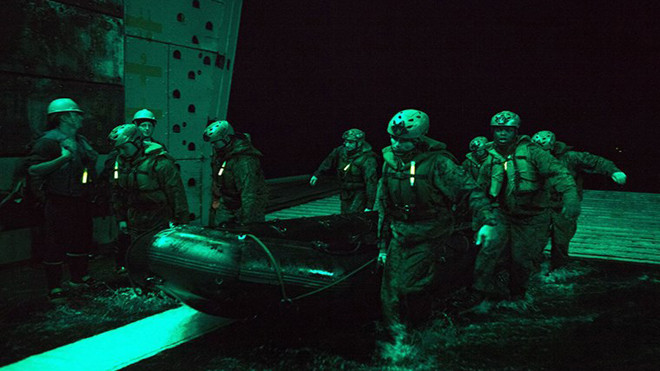 Biển chiếm tới 71% diện tích bề mặt Trái đất và là môi trường khắc nghiệt - đây không phải là nơi con người có thể tồn tại. Nhưng đối với các tân binh lính thủy đánh bộ Mỹ, họ bắt buộc phải sống chung với nó. Trong ảnh là một nhóm lính thủy đánh bộ Mỹ huấ