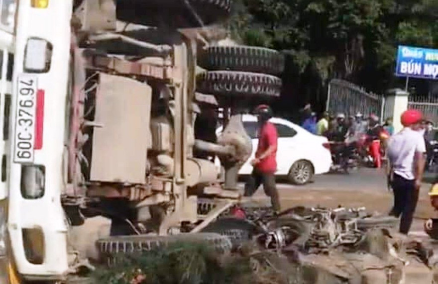 Chiếc xe ben lật ngang đường đè 2 xe máy.