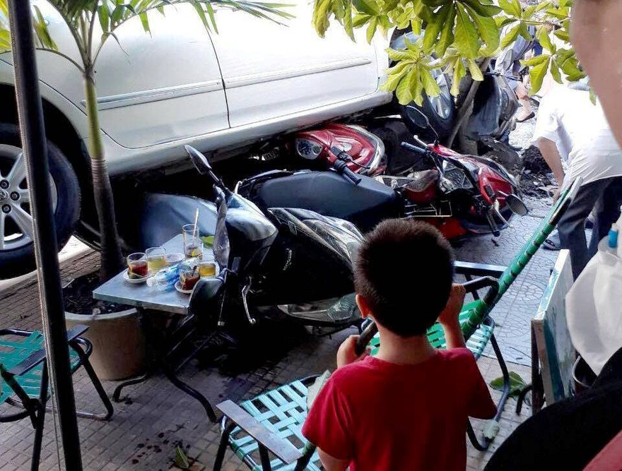 Ô tô lùi cuốn 4 xe máy vào gầm.