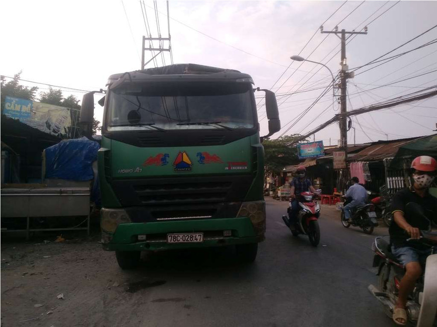 Chiếc xe tải cán qua khiến nạn nhân tử vong.