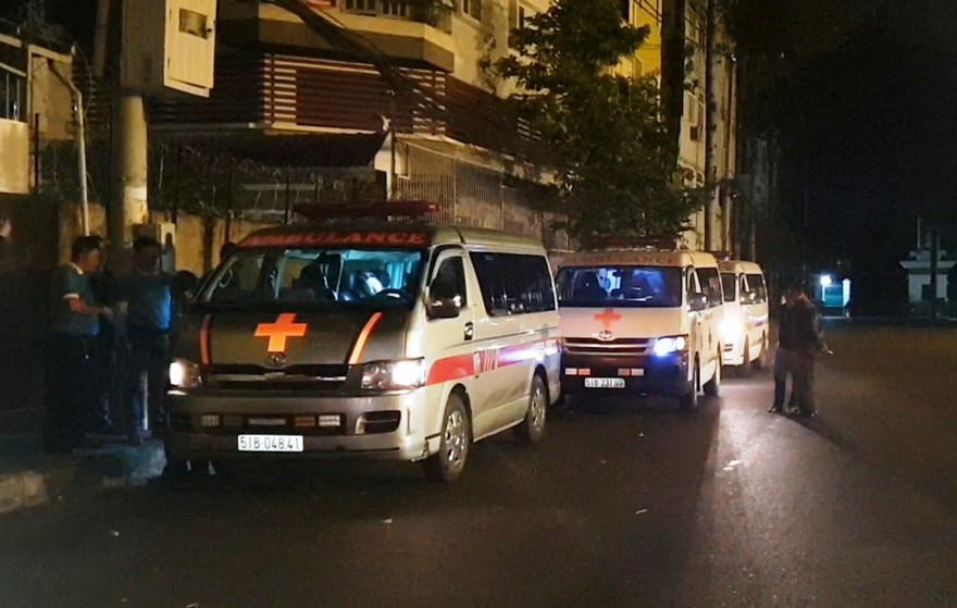 Ba xe cứu thương được chuẩn bị để chở thi thể các nạn nhân về gia đình lo hậu sự 